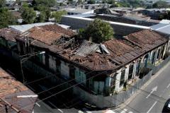 La Casa Rey Prendes: un calvario de olvido en la Calle de la Amargura. 🏚️ Una pieza documental de Francisco Campos que captura la agonía del patrimonio en San Salvador.