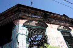 La Casa Rey Prendes: un calvario de olvido en la Calle de la Amargura. 🏚️ Una pieza documental de Francisco Campos que captura la agonía del patrimonio en San Salvador.