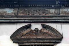 La Casa Rey Prendes: un calvario de olvido en la Calle de la Amargura. 🏚️ Una pieza documental de Francisco Campos que captura la agonía del patrimonio en San Salvador.