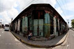 La Casa Rey Prendes: un calvario de olvido en la Calle de la Amargura. 🏚️ Una pieza documental de Francisco Campos que captura la agonía del patrimonio en San Salvador.