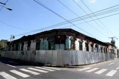 La Casa Rey Prendes: un calvario de olvido en la Calle de la Amargura. 🏚️ Una pieza documental de Francisco Campos que captura la agonía del patrimonio en San Salvador.