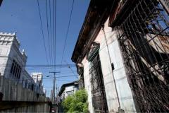 La Casa Rey Prendes: un calvario de olvido en la Calle de la Amargura. 🏚️ Una pieza documental de Francisco Campos que captura la agonía del patrimonio en San Salvador.