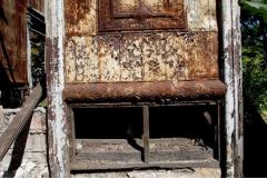 La Casa Rey Prendes: un calvario de olvido en la Calle de la Amargura. 🏚️ Una pieza documental de Francisco Campos que captura la agonía del patrimonio en San Salvador.