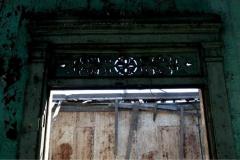 La Casa Rey Prendes: un calvario de olvido en la Calle de la Amargura. 🏚️ Una pieza documental de Francisco Campos que captura la agonía del patrimonio en San Salvador.