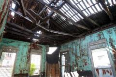 La Casa Rey Prendes: un calvario de olvido en la Calle de la Amargura. 🏚️ Una pieza documental de Francisco Campos que captura la agonía del patrimonio en San Salvador.