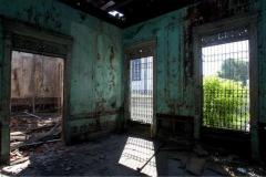 La Casa Rey Prendes: un calvario de olvido en la Calle de la Amargura. 🏚️ Una pieza documental de Francisco Campos que captura la agonía del patrimonio en San Salvador.