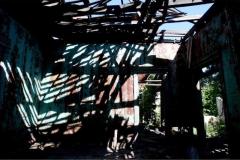 La Casa Rey Prendes: un calvario de olvido en la Calle de la Amargura. 🏚️ Una pieza documental de Francisco Campos que captura la agonía del patrimonio en San Salvador.