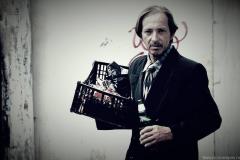 Un vendedor de peines y predicadores mantienen viva la tradición del traje formal en el San Salvador actual, evocando la elegancia de los años 50.