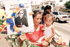 Mujer-seguidora-de-Monsenor-Romero