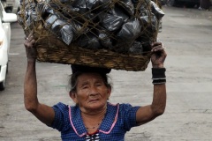 Mujer-vendedora-de-carbon-en-el-Centro