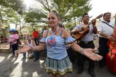 Parejas de antaño dominan la pista de la Plaza Libertad en San Salvador. Un registro vital de la alegría popular antes del silencio de las plazas. Foto: Francisco Campos.