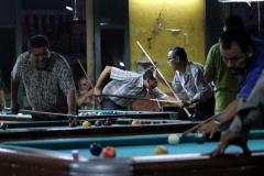 Vista panorámica de los salones de La Dalia, donde la arquitectura de 1885 enmarca el ritual diario del billar en el Centro Histórico de San Salvador. Foto: Francisco Campos