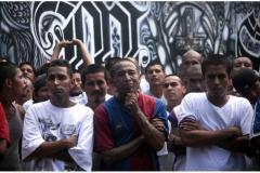 Líderes de pandillas y mediadores en un penal durante la tregua de 2012. Un registro crudo del pacto que transformó el crimen en actor político. Foto: Francisco Campos