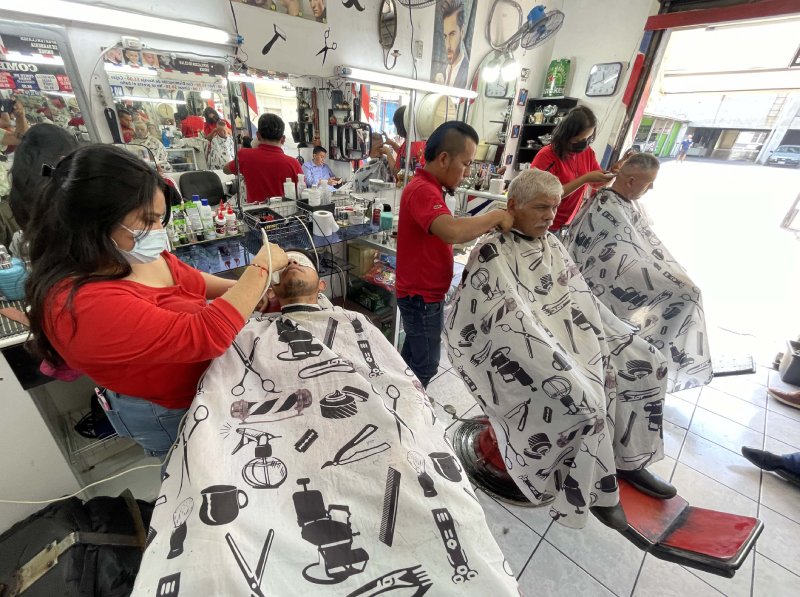 Alma, Mónica y Daysi se dedican al corte de pelo y barba en la Barbería Tom, situada en la esquina de la 8a. Avenida Sur y 4a. Calle Oriente en el Centro de San Salvador.