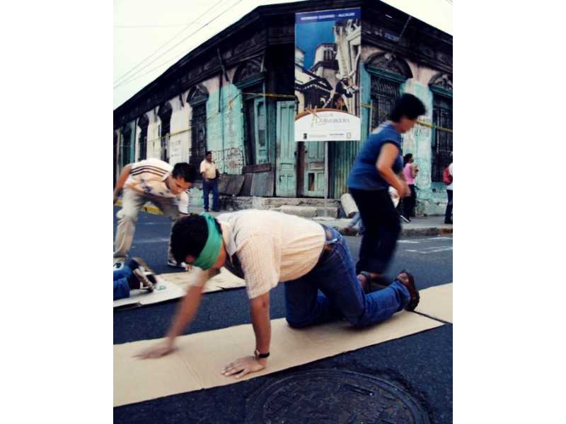 La Casa Rey Prendes: un calvario de olvido en la Calle de la Amargura. 🏚️ Una pieza documental de Francisco Campos que captura la agonía del patrimonio en San Salvador.