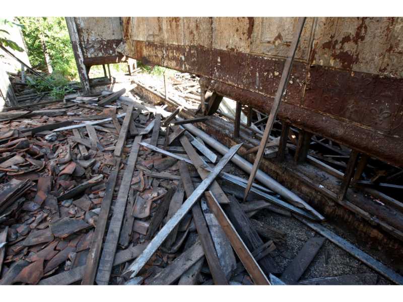 La Casa Rey Prendes: un calvario de olvido en la Calle de la Amargura. 🏚️ Una pieza documental de Francisco Campos que captura la agonía del patrimonio en San Salvador.