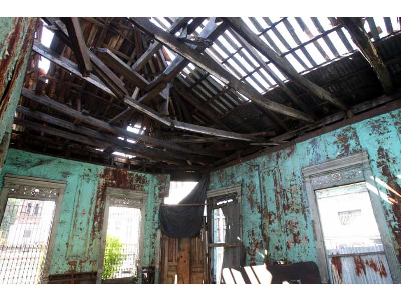 La Casa Rey Prendes: un calvario de olvido en la Calle de la Amargura. 🏚️ Una pieza documental de Francisco Campos que captura la agonía del patrimonio en San Salvador.