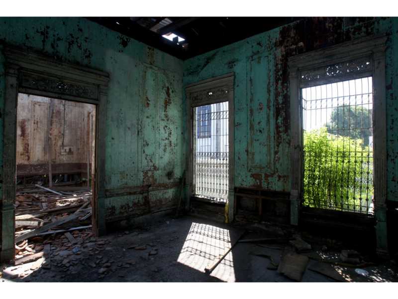 La Casa Rey Prendes: un calvario de olvido en la Calle de la Amargura. 🏚️ Una pieza documental de Francisco Campos que captura la agonía del patrimonio en San Salvador.