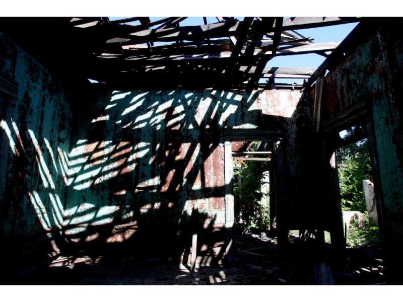 La Casa Rey Prendes: un calvario de olvido en la Calle de la Amargura. 🏚️ Una pieza documental de Francisco Campos que captura la agonía del patrimonio en San Salvador.