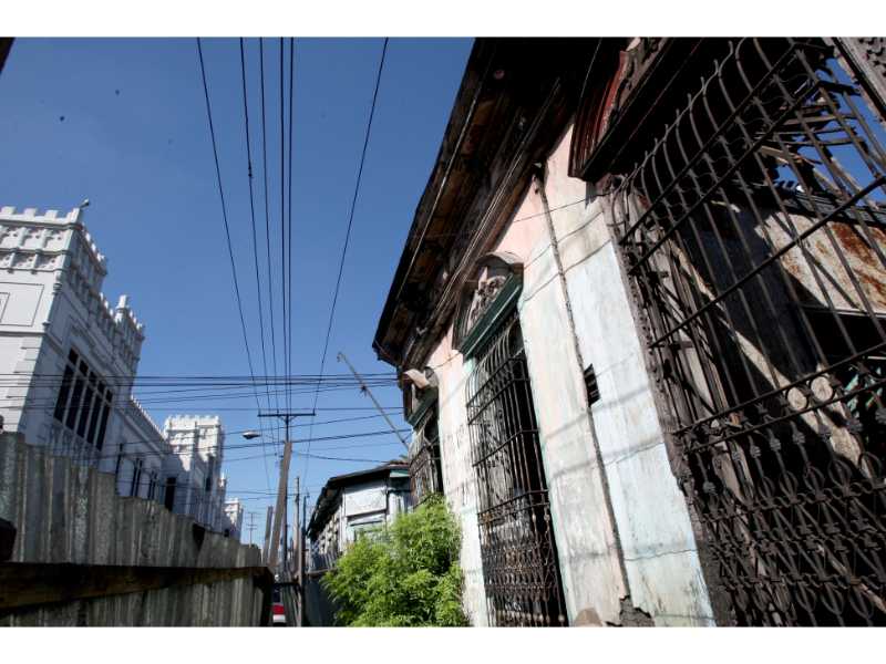 La Casa Rey Prendes: un calvario de olvido en la Calle de la Amargura. 🏚️ Una pieza documental de Francisco Campos que captura la agonía del patrimonio en San Salvador.