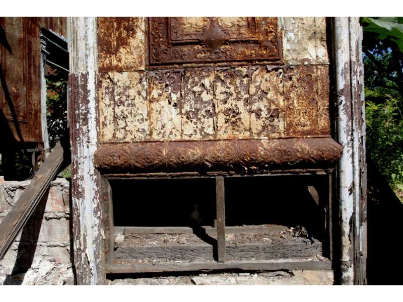 La Casa Rey Prendes: un calvario de olvido en la Calle de la Amargura. 🏚️ Una pieza documental de Francisco Campos que captura la agonía del patrimonio en San Salvador.