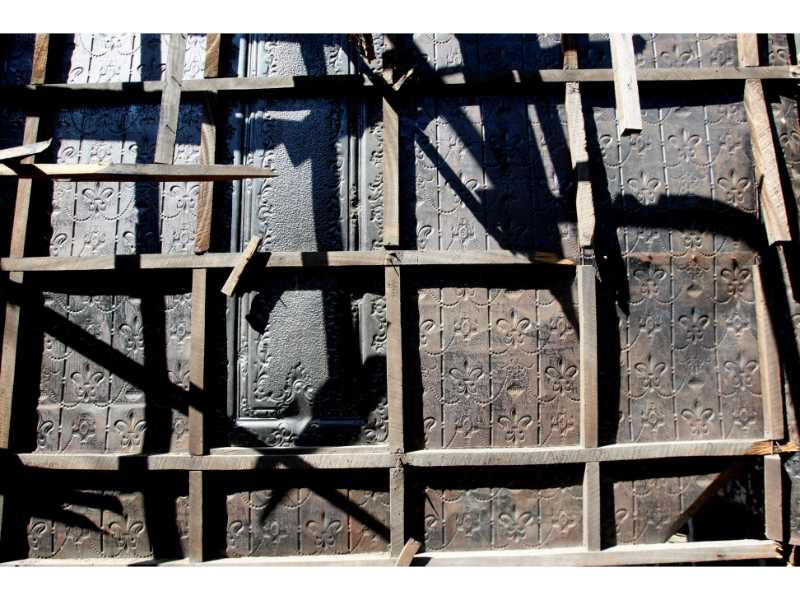 La Casa Rey Prendes: un calvario de olvido en la Calle de la Amargura. 🏚️ Una pieza documental de Francisco Campos que captura la agonía del patrimonio en San Salvador.