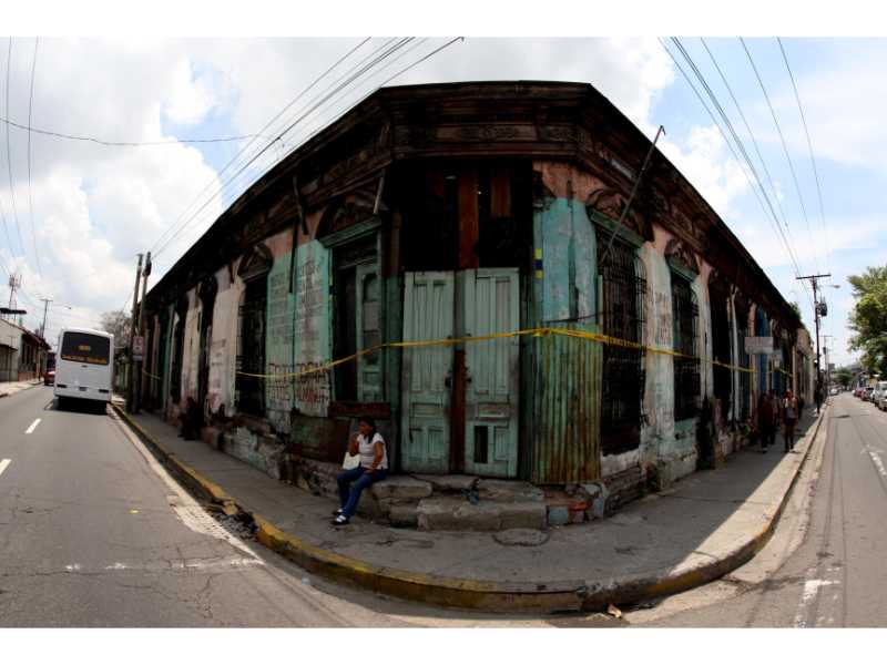 La Casa Rey Prendes: un calvario de olvido en la Calle de la Amargura. 🏚️ Una pieza documental de Francisco Campos que captura la agonía del patrimonio en San Salvador.