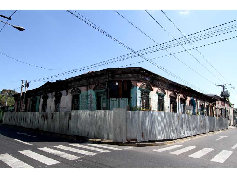 La Casa Rey Prendes: un calvario de olvido en la Calle de la Amargura. 🏚️ Una pieza documental de Francisco Campos que captura la agonía del patrimonio en San Salvador.