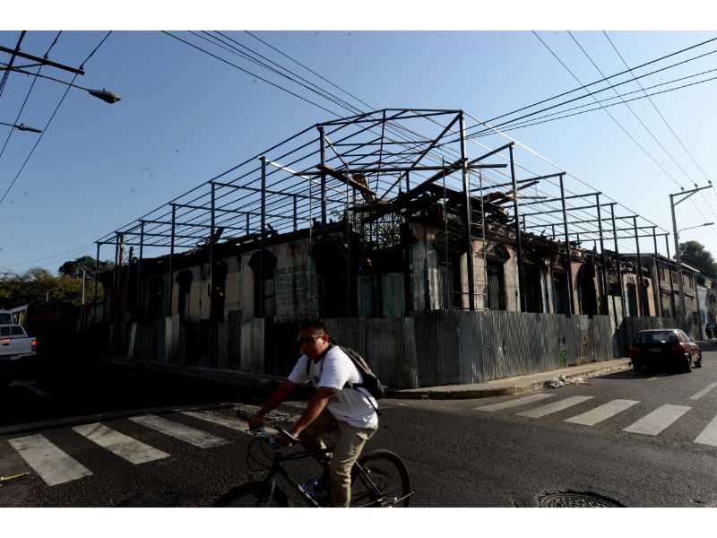 La Casa Rey Prendes: un calvario de olvido en la Calle de la Amargura. 🏚️ Una pieza documental de Francisco Campos que captura la agonía del patrimonio en San Salvador.
