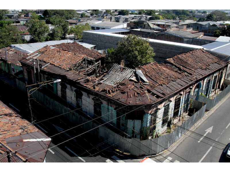La Casa Rey Prendes: un calvario de olvido en la Calle de la Amargura. 🏚️ Una pieza documental de Francisco Campos que captura la agonía del patrimonio en San Salvador.