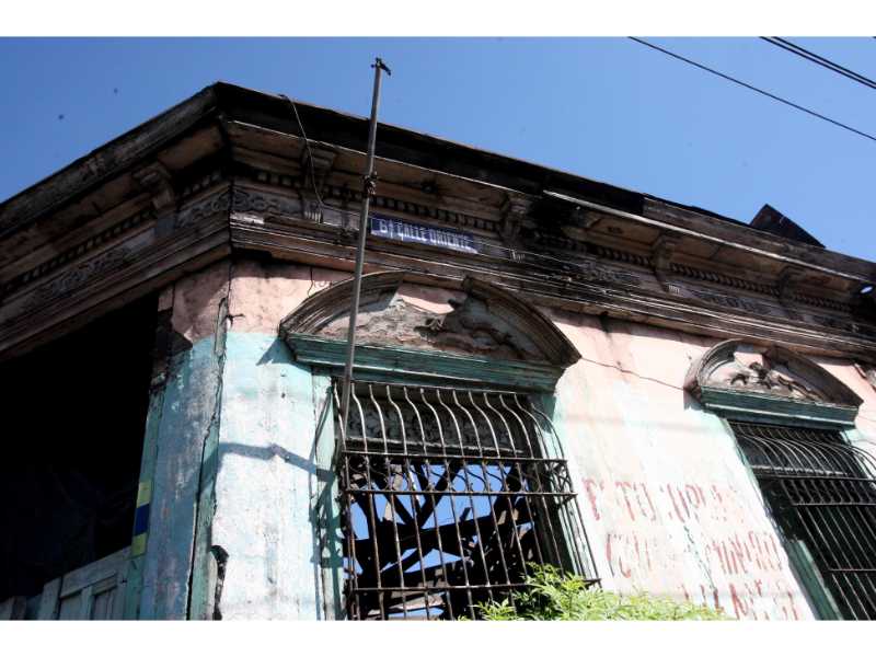 La Casa Rey Prendes: un calvario de olvido en la Calle de la Amargura. 🏚️ Una pieza documental de Francisco Campos que captura la agonía del patrimonio en San Salvador.