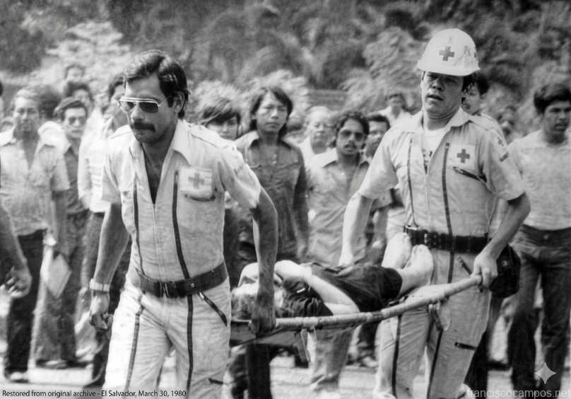 VIDEO. Comandos, primeros en llegar al sepelio de monseñor Romero